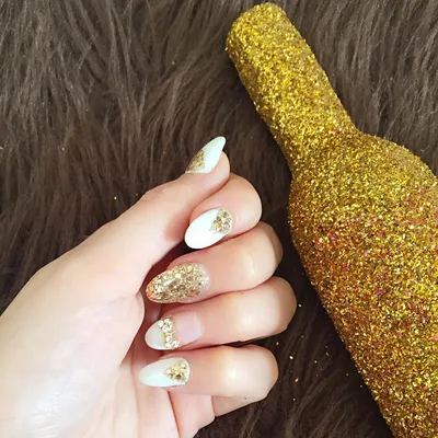 Новогодний френч-маникюр 2021 - фото-идеи и новинки! | Gold glitter nails,  Punk nails, Trendy nails