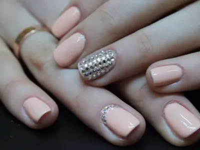 Nail Like : Маникюр со стразами и глиттерным лаков.