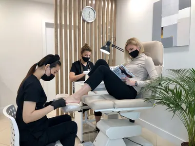 Маникюр+педикюр в 4 руки. Маникюр в 4 руки в Nail Clinic