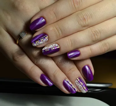 Маникюр с рисунками со стразами овальной формы ногтей | Фиолетовый маникюр,  Образцы фиолетового дизайна ногтей, Фиолетовые ногти