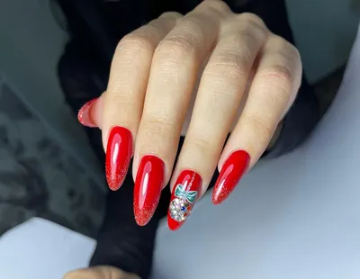 Красный гель-лак на ногтях с рисунком