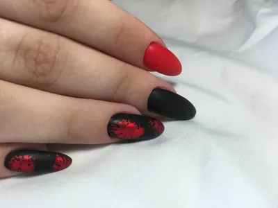 Красный маникюр / с черным лаком - 8 фото ногтей 2024