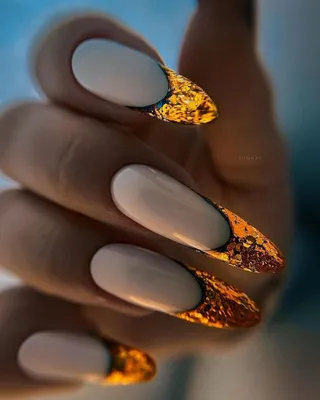Длинные круглые ногти с черными штейновыми блеском геля и золота. Маникюр  на руках женщин с применением геля. Стоковое Изображение - изображение  насчитывающей надкожица, конструкция: 176061051