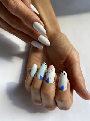 Отдых Nail Art. Роскошный Лак Для Ногтей С Блеском Французского Маникюра.  Маникюр И Макияж Концепции. Крупным Планом Руки, Изолированных На Черном  Фоне Фотография, картинки, изображения и сток-фотография без роялти. Image  31945700