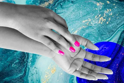 Цветной женский гель-лак женский маникюр женская рука с маникюром концепция  ногтей маникюр салон красоты россия маникюрша | Премиум Фото
