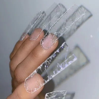 Разбитое стекло на ногтях — самый необычный микротренд в маникюре на лето  2022 | theGirl