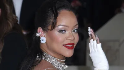 11 Ways Rihanna Displays Her Glorious Acrylic Nails