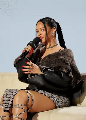 Rihanna's Black and Gold Drip Nail Polish | POPSUGAR Beauty Middle East