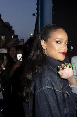 Rihanna Just Debuted the Manicure of the Season at the Premiere of Ocean's  8 | Vogue