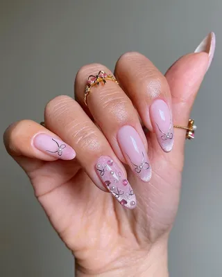 Beauty by Feo - 💅🏻 Стиль и маникюр ⠀ 💫 #𝟮𝟬𝟮𝟮 💫 ⠀ 💅🏻 Топовые  позиции в следующем году будет занимать: ⠀ • монохромный маникюр ⠀ •  украшенный: бусинками, стразами, втиркой,