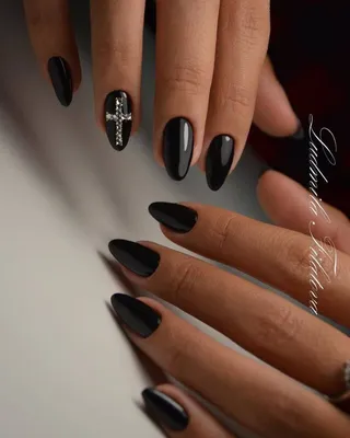 Накладные ногти Минск 💅 on Instagram: \"Крутой дизайн с крестом из страз 🖤  #ногти #накладныеногти #идеиманикюра #дизайнногтей #маникюр\"