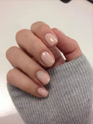 Розовый дизайн с серебром на коротких и длинных ногтях