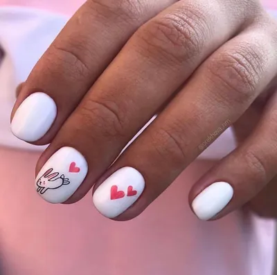 Женские руки с красными ногтями маникюра, дизайн сердца | Премиум Фото
