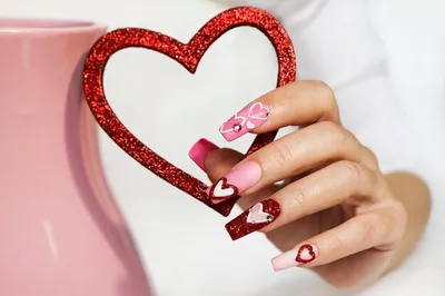 Розовый маникюр на длинные ногти с сердечками | Премиум Фото