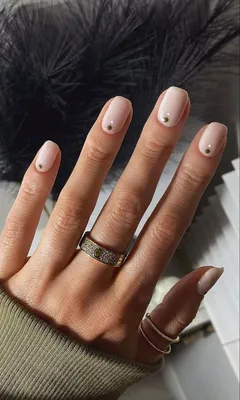 Нюдовый маникюр на короткие ногти❣️ разноцветные точки | Nails, Beauty