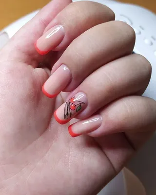 Женские ногти с цветущей вишней | Премиум Фото