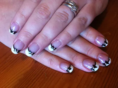 Manicurist кладя черный шеллак на ногти клиента дамы в салон красоты с  малым аппликатором оригинал Стоковое Изображение - изображение  насчитывающей девушка, цвет: 101179705