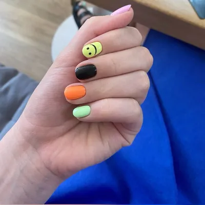 Melting Smiley Emoji on Short Nails 🫠 #nailart | Instagram