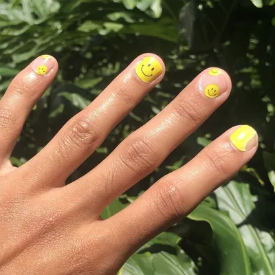 what a looker: Emoji Nails