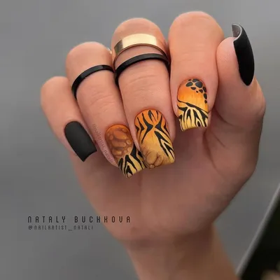 Дизайн ногтей руки с ярко-желтым маникюром на фоне крупным планом женских  рук искусство ногтей тигр маникюр | Премиум Фото