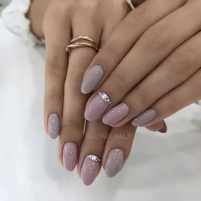 Маникюр в серых и спокойных тонах💅 Нравится? Ставь❤ Подписывайся  @moi.nogti и получи скидку на #маникюр #модельнаногтиновосибирск… | Маникюр,  Тон