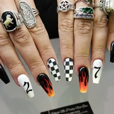 Christmas nails rock | Christmas nails, Skull nails, Unique acrylic nails