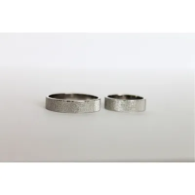 Обручальные кольца под заказ матовые с камнями в женском ручной работы |  EliteGold
