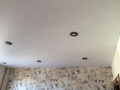 Белый матовый потолок, 8 светильников и потолочный карниз - Тверские  Натяжные Потолки