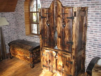 Купить мебель под старину в СПб из натурального дерева