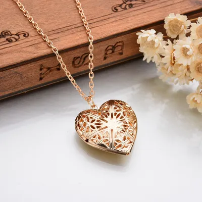Подвеска-медальон, украшенная янтарной мозаикой «Сердце» в  интернет-магазине янтаря