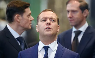 Медведев испортил протокольное фото с Трампом