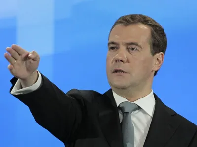 Доход Медведева за год сократился на 21 тыс. руб. — РБК