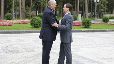 Медведев запутался во время рукопожатия на саммите АСЕАН - TOPNews.RU