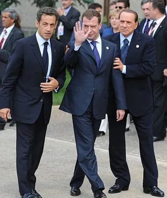 Блогеры обсуждают фотографии \"пьяного\" Медведева на саммите G-8 - Delfi RU