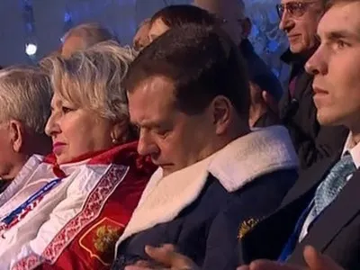 Медведев попросил обеспечить правительство браслетами для экономии сна |  Югополис