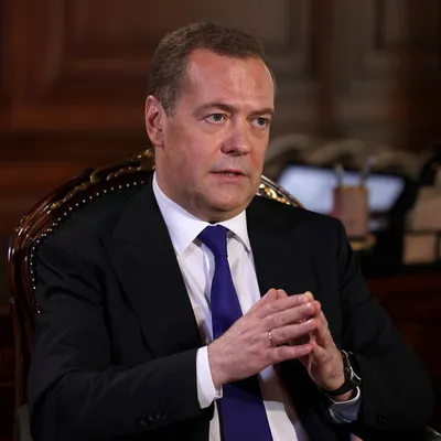 Медведев назвал Макрона вассалом США после его слов о поражении России — РБК