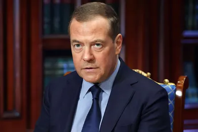 Медведев «передал привет» Макрону после денонсации ДОВСЕ — РБК
