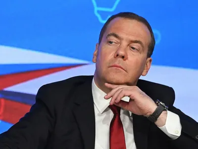 А что если Медведев уже давно умер, а его тело возят по важным  мероприятиям? / песочница :: политика :: Медведев :: спит :: уик-энд у  барни - JoyReactor