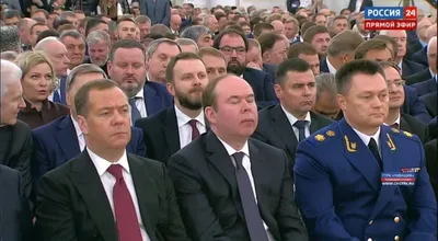 Медведев притащил на выступление Путина помощника, который будет спать  вместо него. - ЯПлакалъ