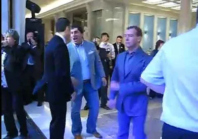 Медведев танцует под American Boy - Delfi RU