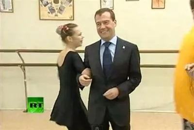 Видео — Медведев танцует с резидентом Comedy Club — Страница видео