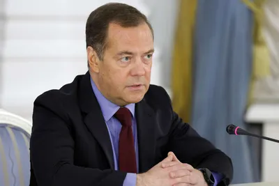 Медведев прочел россиянам отрывок из “Войны и мира” - Delfi RU