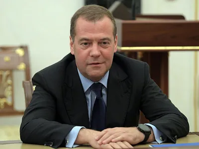 Медведев: в детстве все бегали на коньках, а я - в валенках