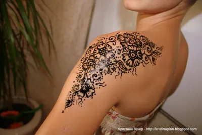 девушка татуировка мастер мехенди художница делает рисование татуировки хны  на скальпе лысого кавказского мужчины на плече Стоковое Изображение -  изображение насчитывающей хна, цветок: 258998611