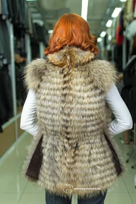 Женская жилетка из меха енота «Астарта» — коричневая, удлиненная, с  воротником и карманами | Интернет-магазин «Метелица»