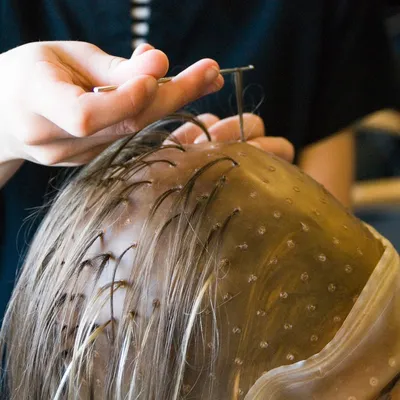 Мелирование на темные волосы шапочкой (51 лучших фото)