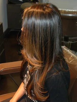 Мелирование на темные волосы на длинные волосы | Окрашенные пряди волос,  Стрижка, Укладка длинных волос