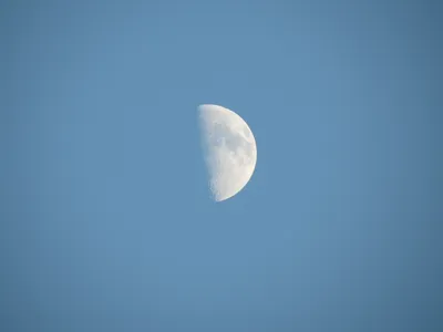 Красивый месяц на небе» — создано в Шедевруме