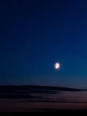 Месяц в небе в середине дня Стоковое Изображение - изображение  насчитывающей месяц, наука: 153393409