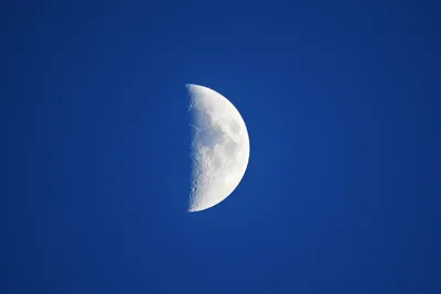 Молодой месяц в ночном небе Стоковое Фото - изображение насчитывающей небо,  молодо: 93287244